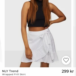 Kjol stl 34 - Säljer denna kjol från NLY TREND i stl 34. Passar även 36 då man knyter den. Ordinarie pris 299, säljer för 150! Den är i fint väldigt fint skick❤️