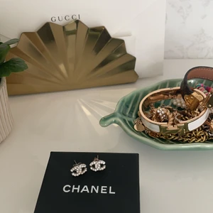 Chanel örhängen  - Intressekoll på mina Chanel örhängen, säljer ENDAST dessa vid bra bud!