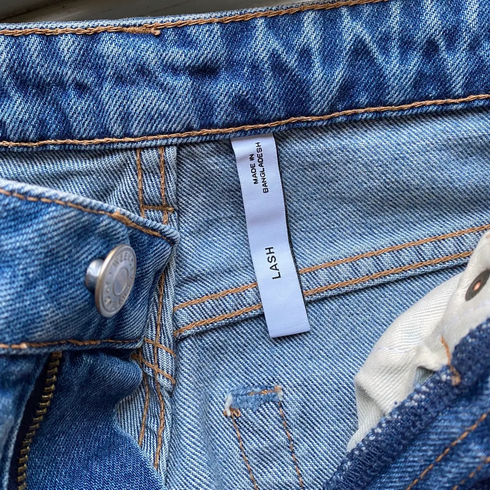 Lash byxor i storlek 26/28 från Weekday. Postar eller möts upp i Stockholm 💙. Jeans & Byxor.