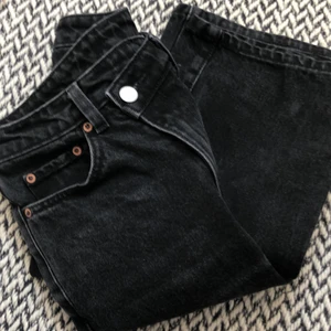 Svarta Weekday jeans i storlek 25/30 - Sälj då de är för små. Jeansen är knappt använda och har bra kvalitet. Har perfekt läng för mig som är 163 cm. 