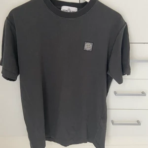 Stone island T-shirt  - Stone island T-shirt köpt från farfetch, ny pris 1100, bra skick.