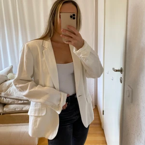 Vit oversize linnekavaj - Vit linnekavaj i storlek 40. Supersnygg oversize fit på mig med storlek 36. Som ny! GRATIS FRAKT.