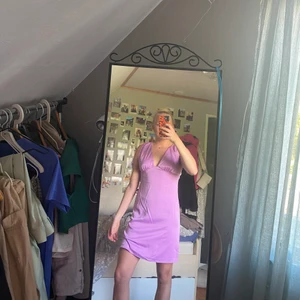 Lila klänning  - Lila klänning från Nelly, jätte söt 💗 aldrig använd, prislapp kvar. Storlek 38. Säljer för 50kr. Skriv för mer bilder.