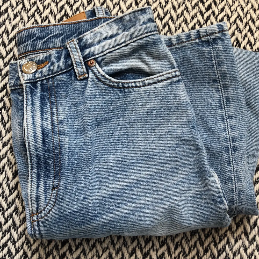 Fina blå monki jeans i storlek 25. Säljs då de är för små. . Jeans & Byxor.