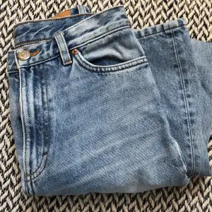 Fina blå monki jeans i storlek 25. Säljs då de är för små. 