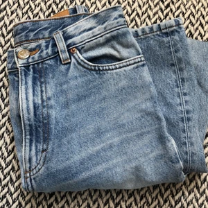 Monki jeans i storlek 25 - Fina blå monki jeans i storlek 25. Säljs då de är för små. 