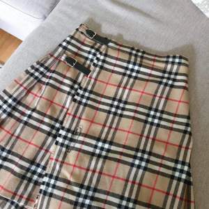 Fin Burberry kjol i bra skick. Storlek 34. Tyvärr ska denna säljas för att den har blivit för liten för mig. 