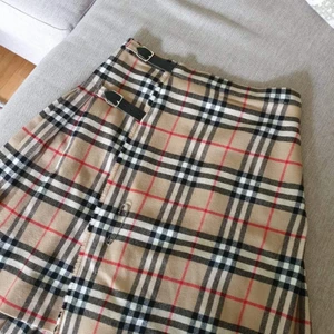 Burberry kjol Storlek 34 - Fin Burberry kjol i bra skick. Storlek 34. Tyvärr ska denna säljas för att den har blivit för liten för mig. 