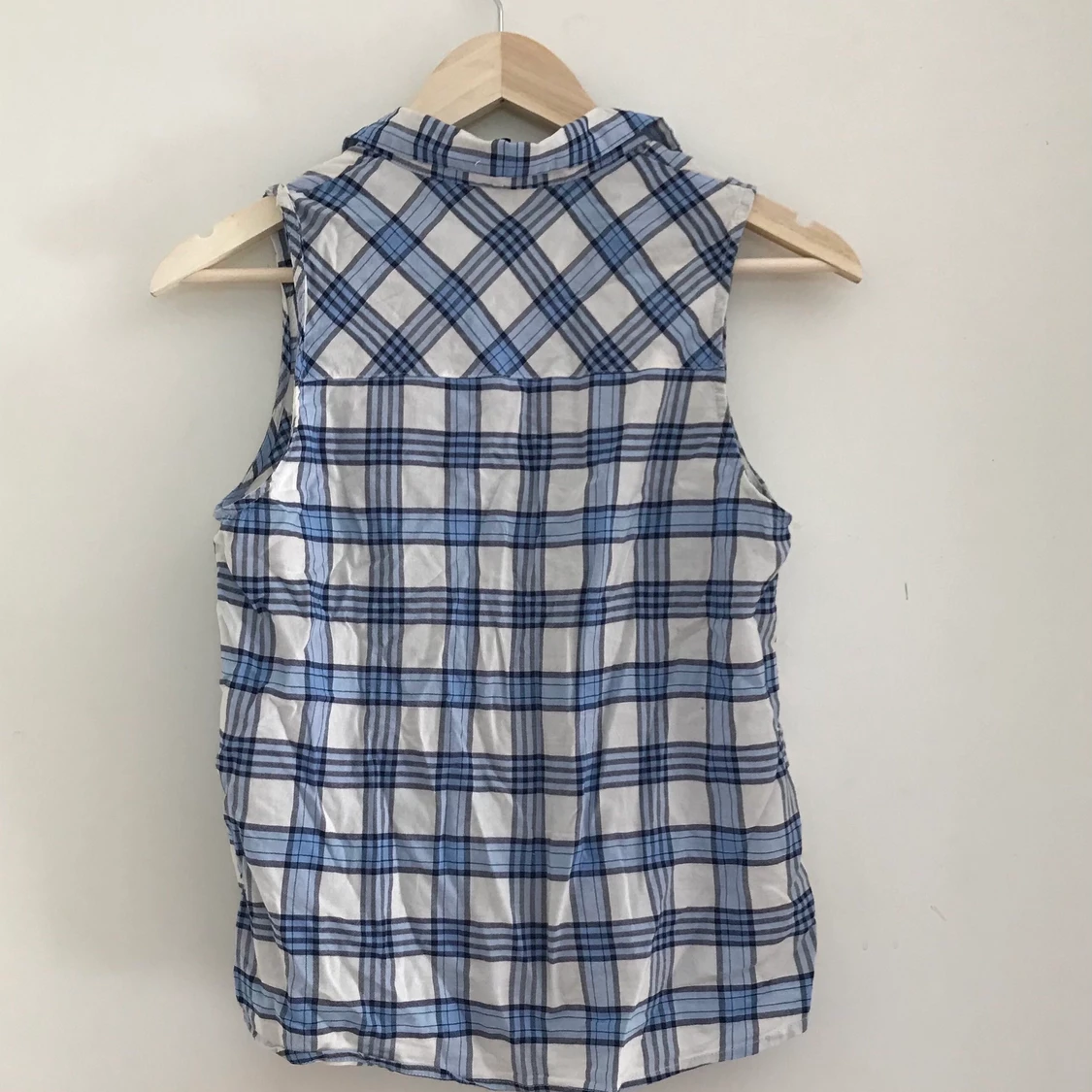 Blårutig blus. - 90