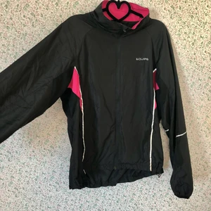 Vindjacka  - Tunn vindjacka med rosa detaljer. Tunn och skön. Endast provad på, aldrig använd. Mudd längst ner på ärmarna. 