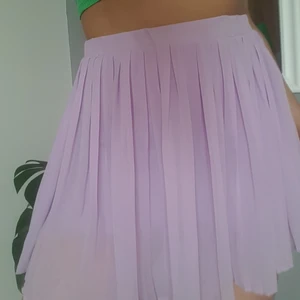 Tenniskjol  - Pastellfärgad itenniskjol från gina köpt för använd fåtal gånger i mycket fint skick. Lätt material och luftig, kort modell. 