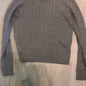 Två Kavelstikade tröjor. - Nu säljer jag två kavelstickade tröjor, en svart och en grå och båda är i storlek 146-152. Tröjorna är använda ett fåtal gånger. Men det är i nyskick.