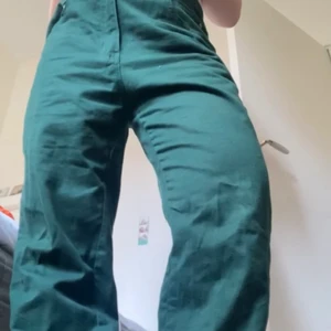 gröna byxor  - riktigt riktigt snygga och sköna mörkgröna byxor, färgen är lite mörkare än första bilden! dem är lite lurviga som sammetsaktiga men det är inte sammet 💕 riktigt balla ! köpare står för frakt! storleken står 42 men passar snyggt lite baggy på mig som har s-m !