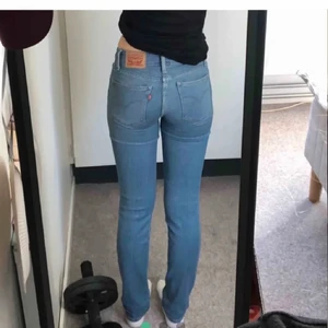 Levis jeans 712 - Modell 712 slim. Midjan är mellanhög. Storlek w23 l30 men passar även w24. Jag är 163. 