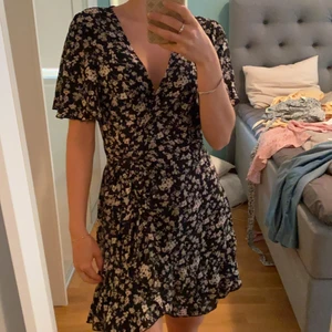 Sommar/midsommarklänning - Säljer denna fina klänning som aldrig är använd, Stolek S:)