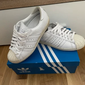 ADIDAS SÚPERSTAR 80s - Ett par Adidas Superstar 80s skor som jag inte använder längre. Helt ok skick, jag använde ett par gånger. Jag kommer putsa till dem mer innan jag skickar. storlek 37 1/2