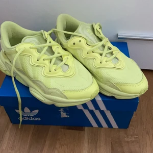 Adidas OZWEEGO - Ett par ADIDAS OZWEEGO skor som jag inte använder längre. Helt ok skick, jag använde ett par gånger. Jag kommer putsa till dem mer innan jag skickar. storlek 38 
