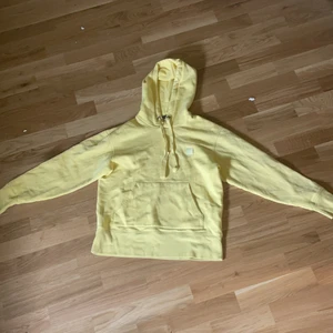 Hoodie från acne! - Detta är en gul hoodie från Acne som är i super fint skick! Den är i en super in pastell fil färg som är perfekt nu till sommaren! Säljer pga att den inte kommer till användning! Nypris: 2400! 48kr frakt!