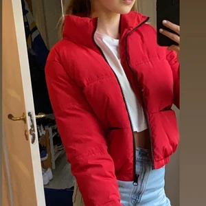 Röd puffer jacket - Röd höst/vinterjacka i en ”puffig”, lite croppad modell💕 tveka inte att höra av dig vid frågor!