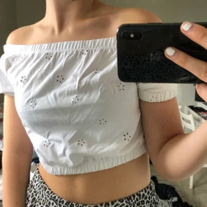 Söt topp - Söt offshulder too ifrån monki . Knappt använd💜💜 stl xs men passar mig som är s