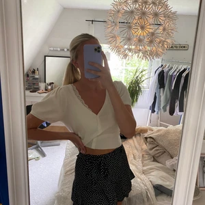 Kjol från Zara - En shorts/kjol från Zara så bekväm då det är shorts under. Jättesöt, säljer nu för den kommer inte till användning längre💞