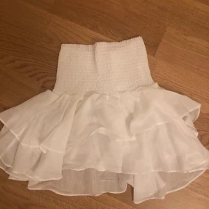 Volang kjol - Vit volang kjol i storlek S, nyskick! Säljer pga att den aldrig kommer till användning! 