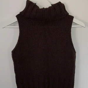 Cropped knitted turtleneck vest  - Knitted brunt material. Storlek S. 