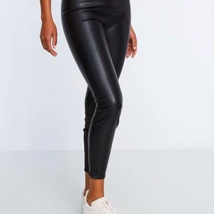 Skinnbyxor/läderbyxor  - Köpte dessa för 400kr, de är helt oanvända! De är stretchiga typ som tajts! Kan frakta och mötas upp i Stockholm! ❤️🥰