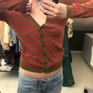 Randig kofta - Röd, brun randig kofta som är supergulliga och i toppskick!! Fraktar eller möts upp. Kontakta mig gärna vid frågor!🤠