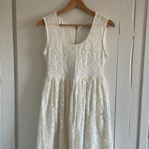 Vit klänning - Fin klänning från bubbelroom.