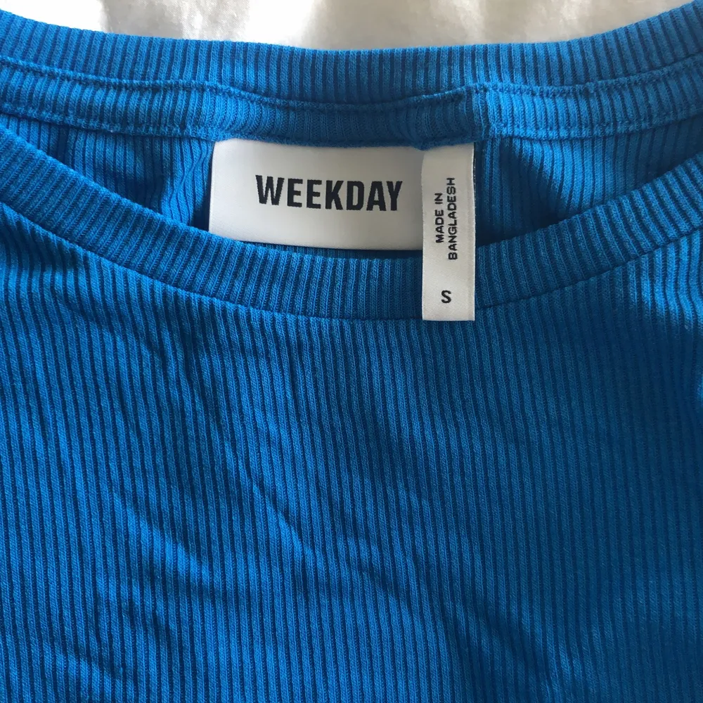 En marinblå t-shirt i tunnt material från weekday. Den är i mycket bra skick och har inga fläckar💙 (Jag säljer också jeansen). T-shirts.