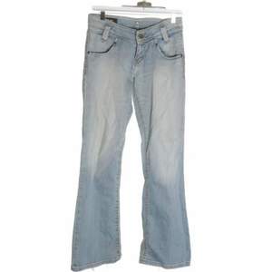 Supersnygga lågmidjade jeans från Lee. De är köpta second hand men i bra skick🥰 Kan mötas upp i Stockholm annars tillkommer frakt😙