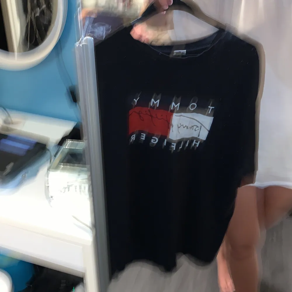 Fake tommy hilfiger tröja från aiya napa, köpte för 100 kronor, storlek 3XL men mer som en XL, använd 2 gånger till stranden men inte mer.. T-shirts.