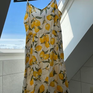 Klänning - Fint skick enligt mig och säljer på grund av att den är för liten. 76 cm lång hela vägen med justerbara band. 100% viskos. Använd några få gånger.☁️✨                                    