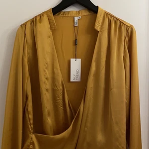 Nelly Blus  - Ny senapsgul blus med prislappen kvar, storlek 40 passar dig som har storlek M och L