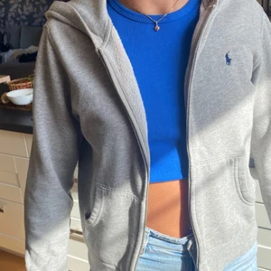 Super snygg sweatshirt med dragkedja från Ralph lauren - Den är köpt på kidsbrandstore och är i super bra skick! storlek M i barnstolen men skulle säga att den passar en XXS XS och en liten S. Köp för 150kr eller högsta bud