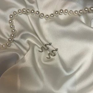 Örhängen  - Silver örhängen med ormar 29kr + 12kr i frakt 