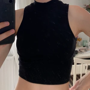 Svart linne/topp  - Säljer denna topp/linne för jag har andra liknade toppar. Knappt använt. Frakt tillkommer💗