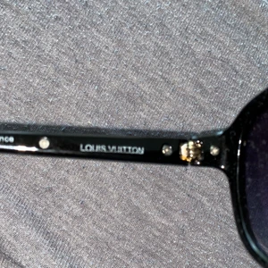 Lv solglasögon  - Jag har haft den i cirka 1 vecka men mina föräldrar tyckte inte att de va för min ålder så säljer de mycket billigare än vad jag köpte de för( kan frakta)