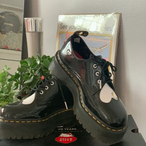 Dr martens  - Helt nya dr martens hello kitty limited edition skor i storlek 37, säljer då det tyvärr är för småa för mig. Ny pris 2500kr💕