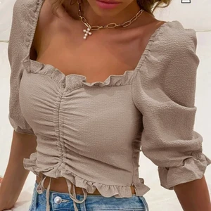 Beige blus - Oanvänd blus. Väldigt fin. Liten i storlek