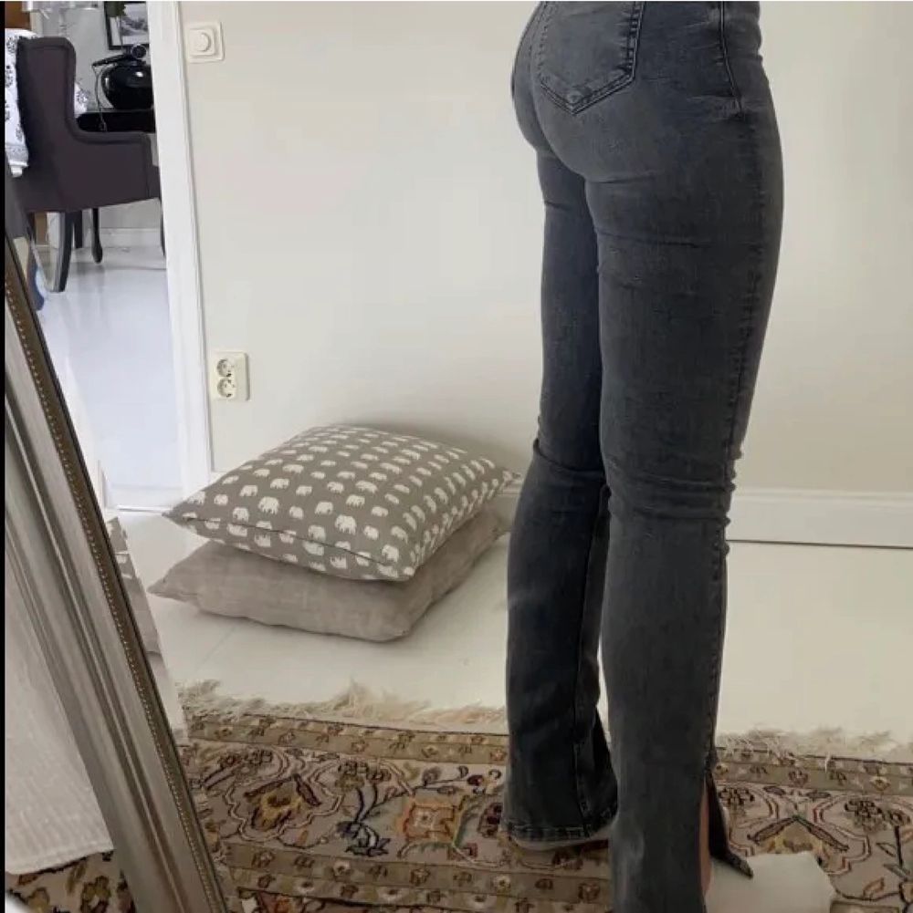 Grå jeans med slits från Zara | Plick Second Hand