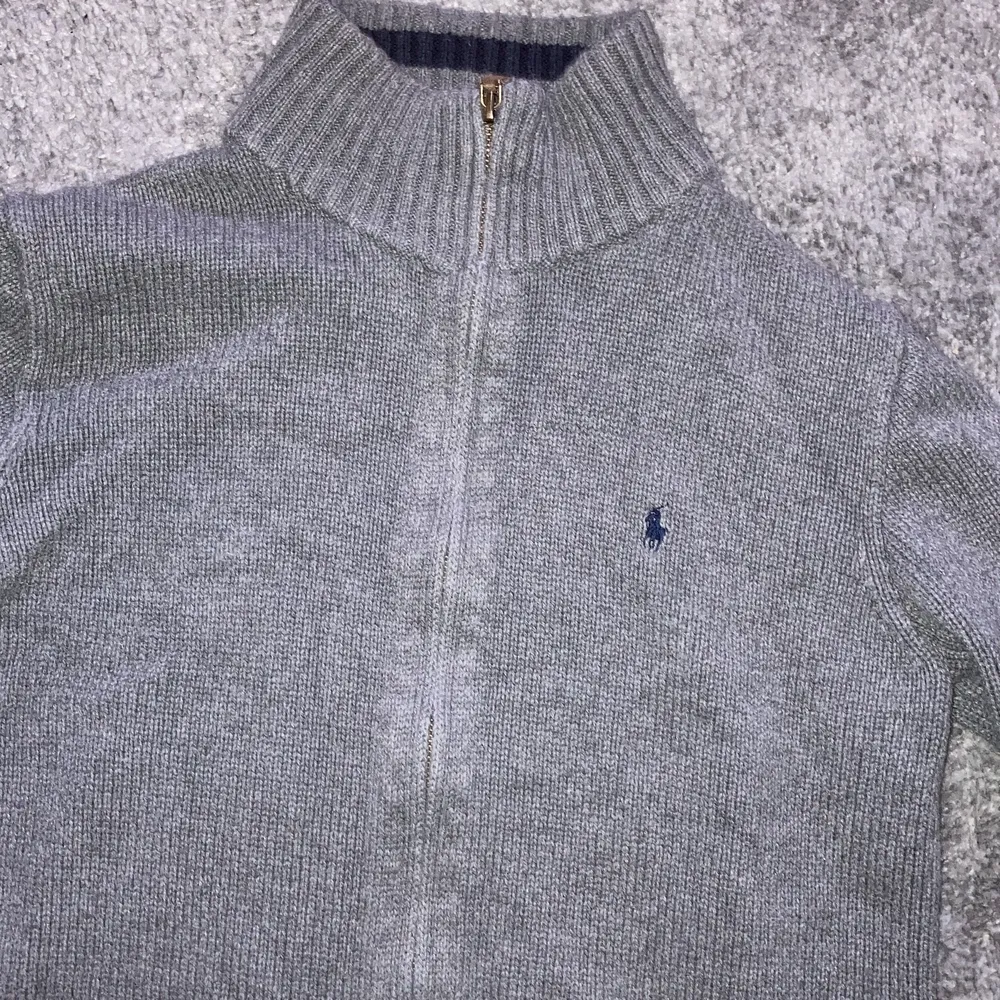 En zip up tröja från Ralph Lauren, Storlek XL i barnstorlek men motsvarar S och M i herr samt dam storlek. Nypris ligger på 599kr. . Tröjor & Koftor.