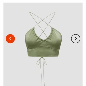 Grön topp - En väldigt fin satin halterneck topp som inte riktigt kändes som min stil! Väldigt fin rygg med snörningen. Storlek M men passar nog en S bättre! Enbart prövad! Köparen står för frakt! (Spårbart eller ej väljer ni) 