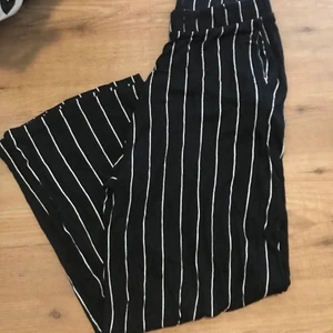 Pösiga vida byxor från hm - Säljer nu mina jättefina och sköna pösiga och visa byxor från hm. Använda några gånger men inga skador eller fläckar som syns eller finns.🤩 köparen står för frakten.