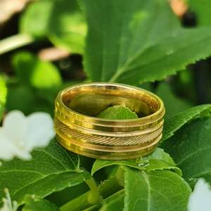 Guldfärgad ring av rostfritt stål, storlek 19, diameter: 16 mm, Den färgar inte av och gör inte dina fingrar gröna eftersom den är gord av rent stål.