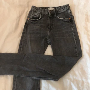 Slitna zara jeans - Svarta lightwash jeans från zara, tyvärr för små för mig men annars i bra skick och inga slitningar utöver de som syns på bilden (menade att vara där).