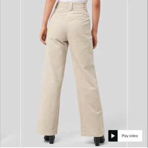 Beiga manchesterbyxor  - Helt oanvända vida manchesterbyxor från nakd i storlek 34 (passar mig som vanligtvis har strl 36/S). De har lappen kvar men är uppsydda (jag är 1.63 lång) Kontakta mig vid intresse, men även om du har frågor eller vill ha fler bilder. Nypris 399kr (priset kan diskuteras)🥰