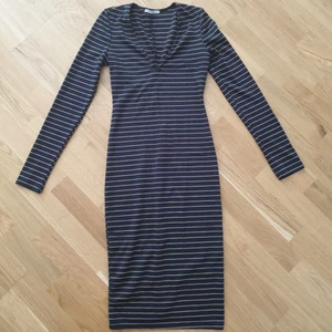  - Snygg slimmad klänning med fin urringning!🌸 OBS helt oanvänd! 