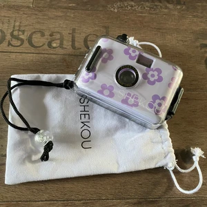 Analog kamera - en analog kamera köpt på Shekou. Aldrig använd och i bra skick utom en liten spricka i det vattentäta fodralet, sprickan verkar dock inte ha gått igenom helt och hållet så det skulle möjligen klara att vara under vatten. (eftersom det är en analog kamera behövs 35mm fotofilm, medföljer ej!)